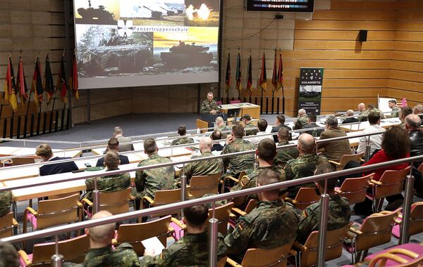 Wehrtechnisches Symposium 2026: Oberst Prill begrüßt die Teilnehmer