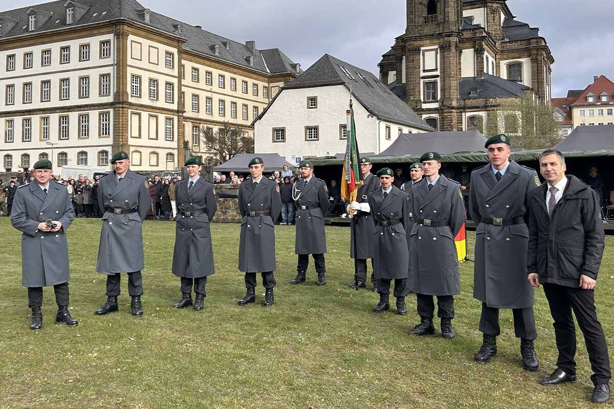 Gratulation durch den Bürgermeister Schwuchow und den Kommandeur OTL Tauchnitz