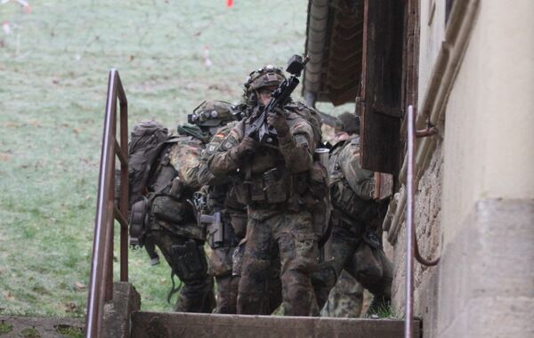 Panzergrenadierbataillon 212 - Soldaten beim Häuserkampf