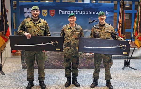 Säbel für Spitzenleistung: Besondere Ehrung für zwei Offiziere