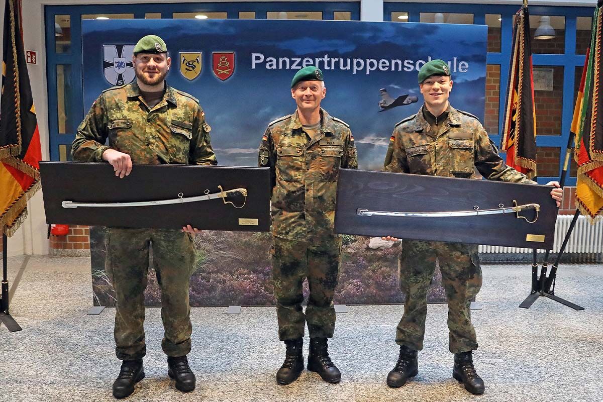 Säbel für Spitzenleistung: Besondere Ehrung für zwei Offiziere
