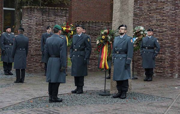 Brigadegeneral Björn Schulz bei der Kranzniederlegung