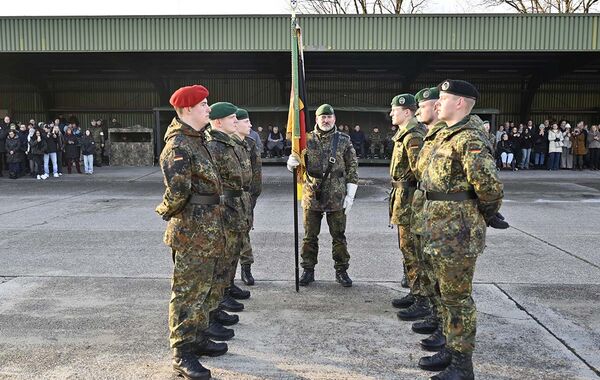 Die Abordnung steht für die Eidesformel bereit