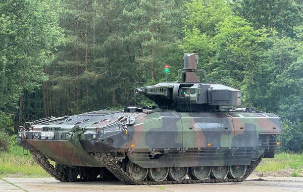 Schützenpanzer Puma steht im Regen auf einer Schießplatte