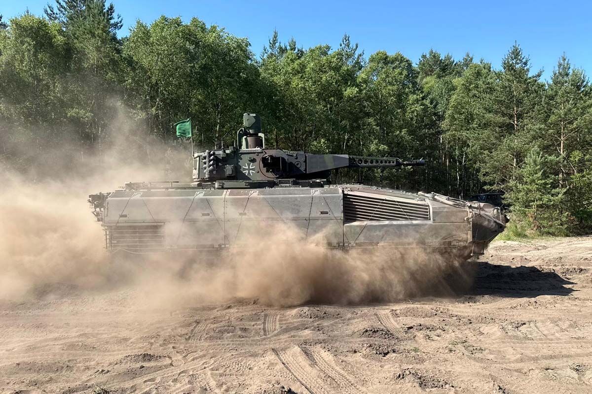 Puma während der Fahrt im Gelände