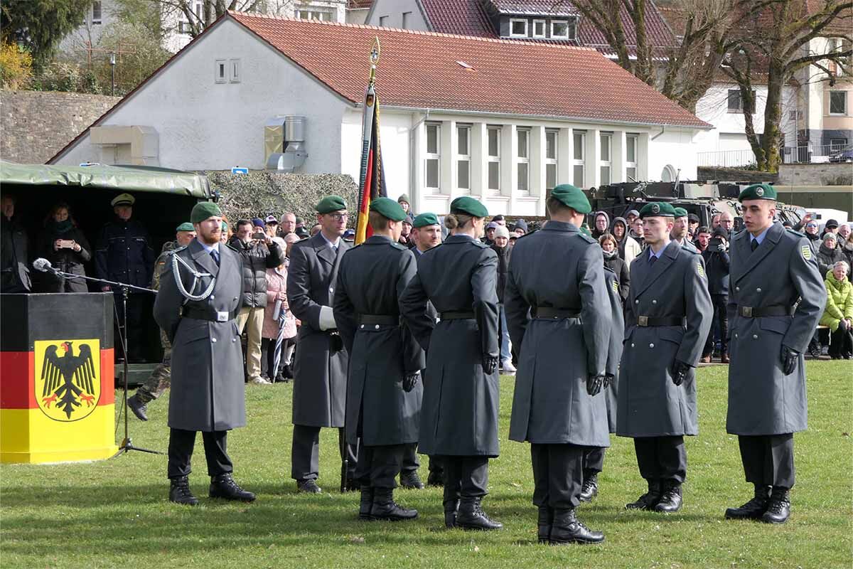 Rekrutenabordnung an der Truppenfahne angetreten.