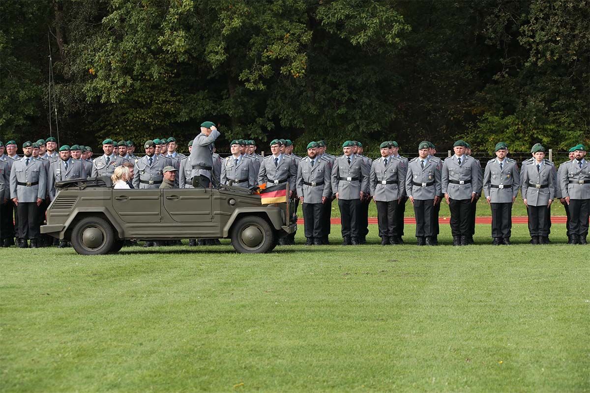 Oberst Prill wird, an der Formation vorbei, vom Appellplatz gefahren