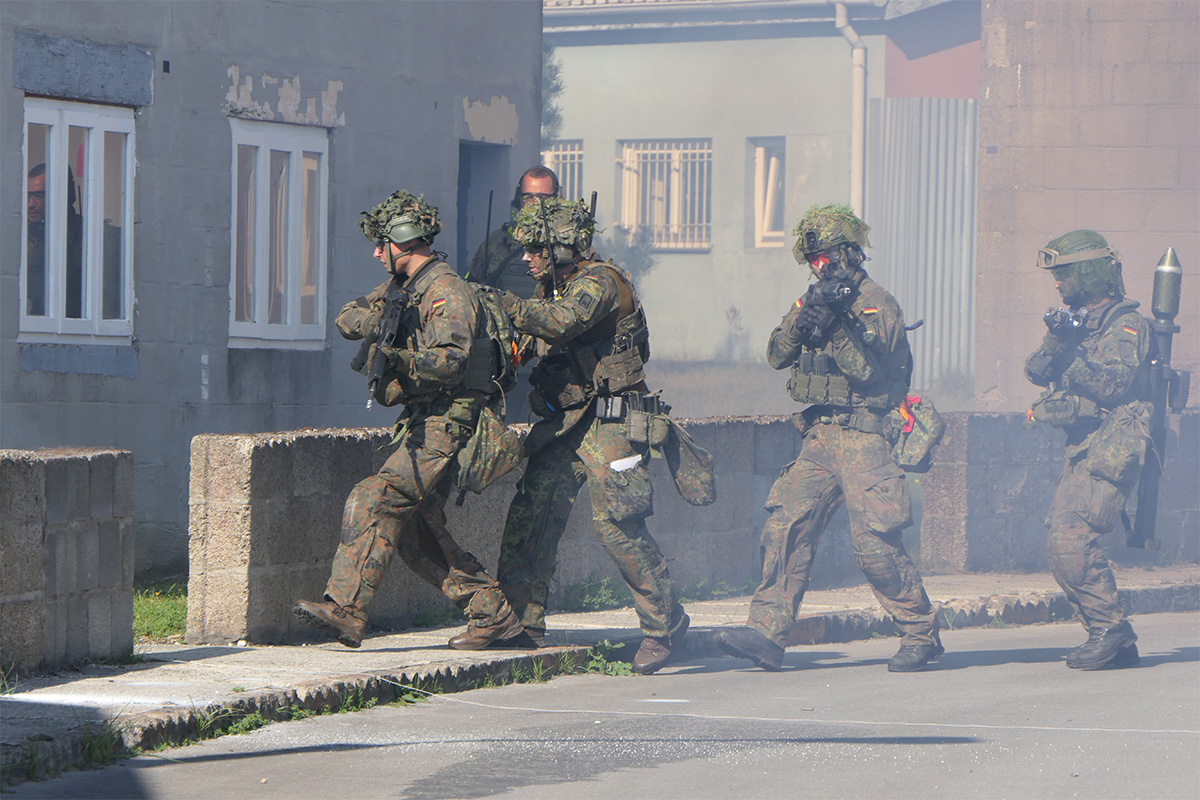 Panzergrenadierbataillon 212 - Soldaten beim Häuserkampf