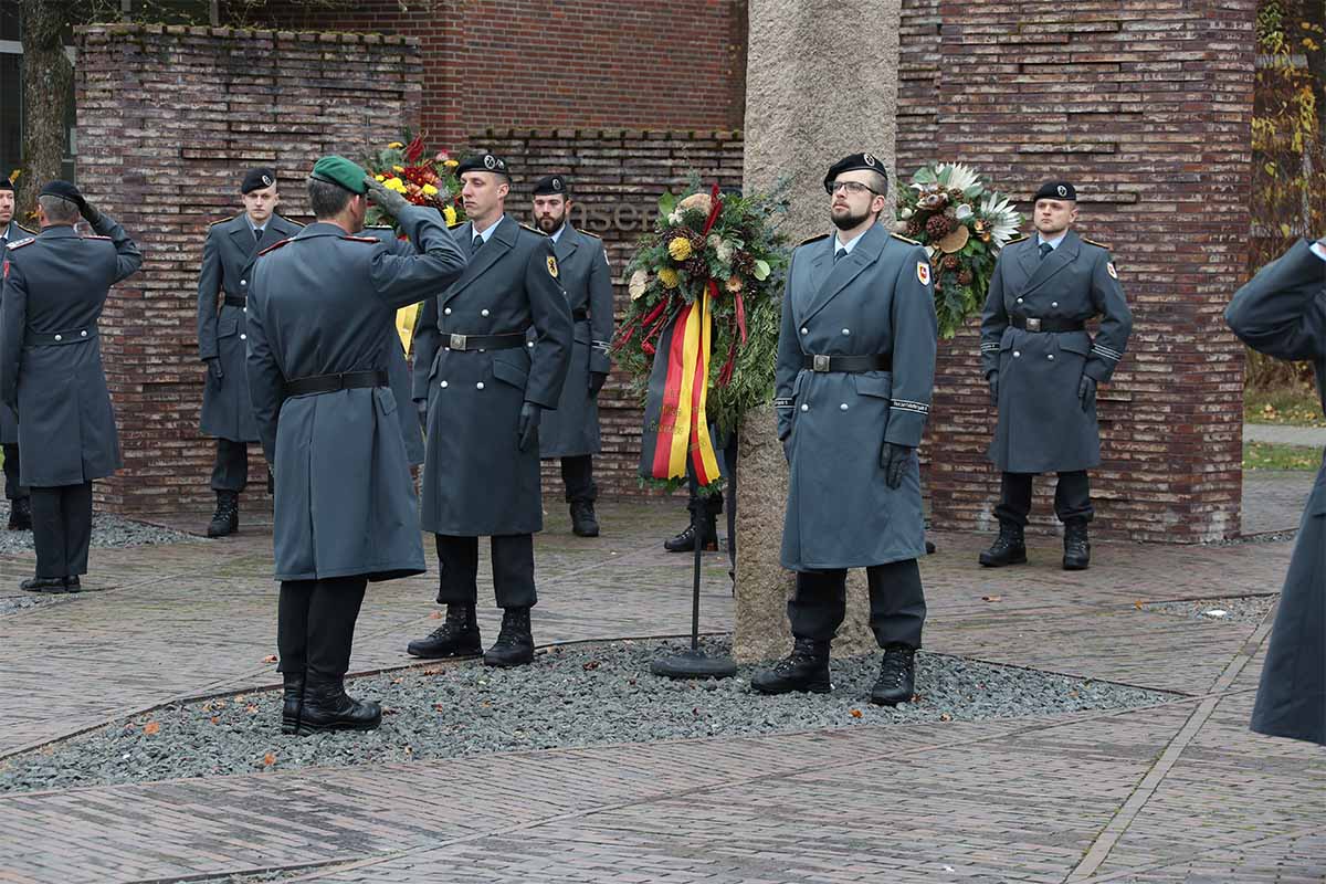 Der Kommandeur der Panzertruppenschule, Brigadegeneral Björn Schulz, salutiert vor dem Ehrenmal. Der Kommandeur der Panzertruppenschule, Brigadegeneral Björn Schulz, salutiert vor dem Ehrenmal
