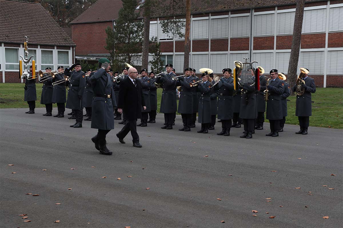 Der Kommandeur der Panzertruppenschule und der Bürgermeister der Stadt Munster schreiten die Front der Ehrenformation ab